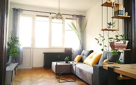 Sunny Downtown Apartment For 4