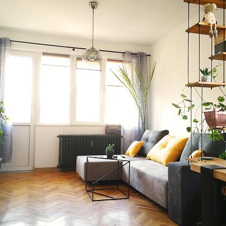 Sunny Downtown Apartment For 4 София Екстериор снимка
