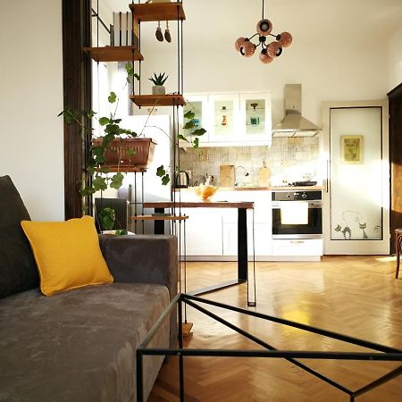 Sunny Downtown Apartment For 4 София Екстериор снимка