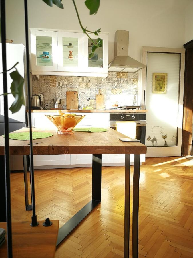 Sunny Downtown Apartment For 4 София Екстериор снимка